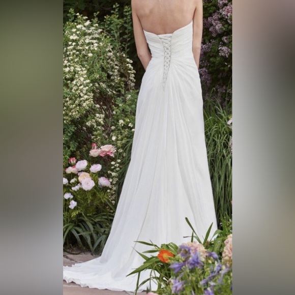 Strapless wedding gown - Picture 2 of 5